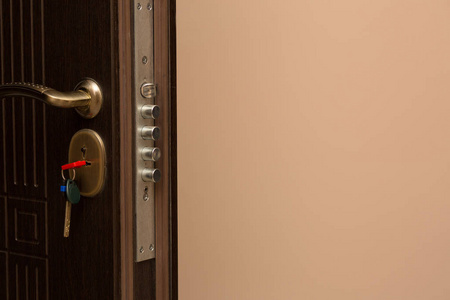 金属入口门的特写片断与锁和钥匙。emp