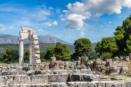 在 Epidavros，希腊废墟