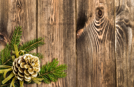 木制背景与圣诞装饰, 松树锥挂在树枝上的圣诞树