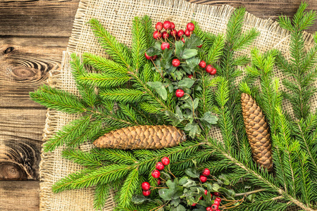 圣诞节背景与冷杉的枝条上饰品 节日装饰品在木板上，顶视图
