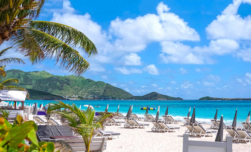 加勒比海热带海滩上的椅子和雨伞