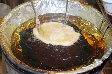 煎饼油炸锅中的热油在摊位