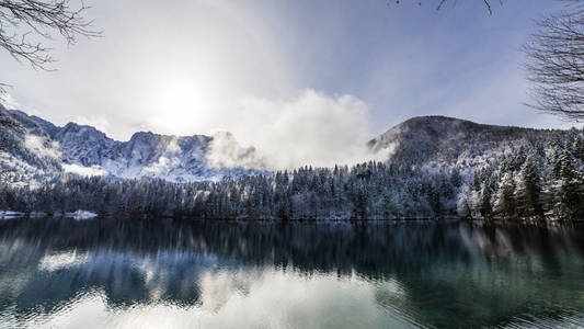 第一场雪在山下湖