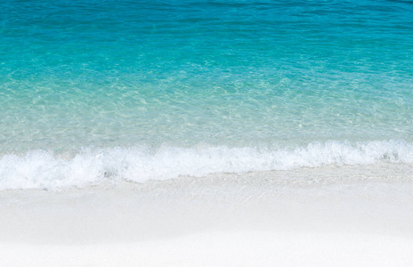 清澈的蓝海和白沙在安达曼岛在泰国阳光明媚。