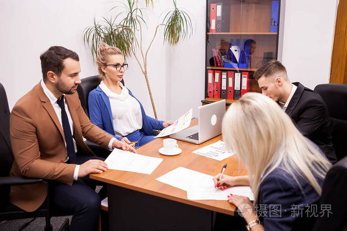 商务人员在办公室交谈