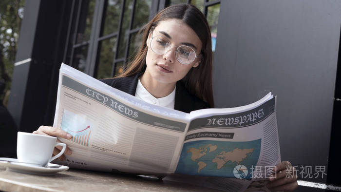 女实业家在户外读报