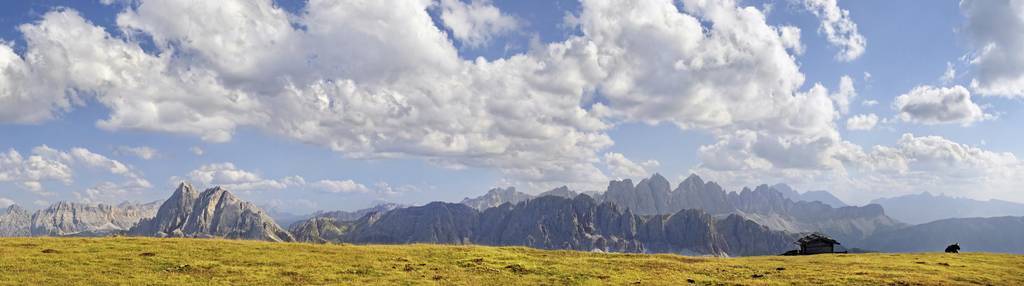 从offereralmalp上看到offerergeisler massif和peitlerkofel山，wuerzjoch山脊