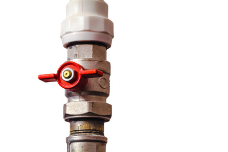 水管系统的塑料水管上有红色水龙头的隔离管道阀门。特写
