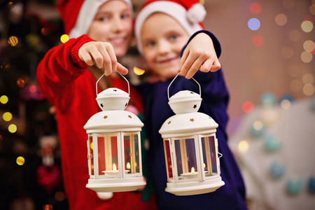 快乐的孩子摆着圣诞灯笼