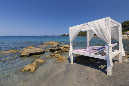 地中海沿岸海滩上的豪华白床