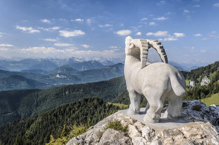 德国巴伐利亚州Karwendel MassifBavaria山脉前的ibex雕像