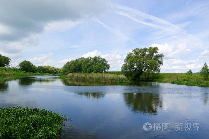 美丽的风景秀丽的河流在夏天