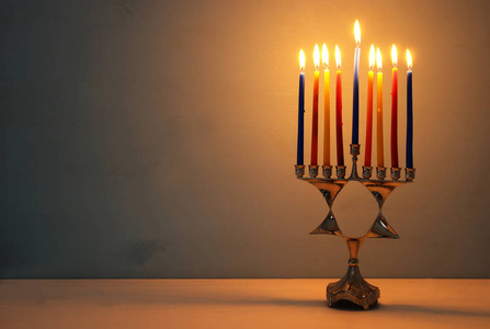 犹太节日光明节背景与烛台 传统烛台 和蜡烛的形象