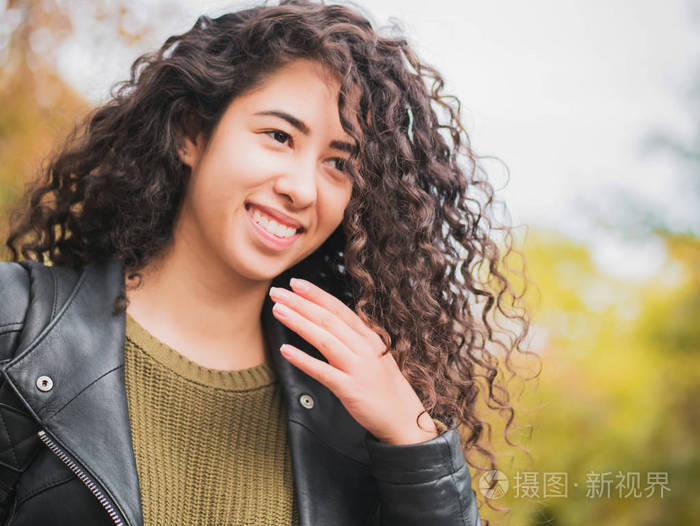 拉美裔女孩微笑.秋天的季节.秋天颜色, 公园