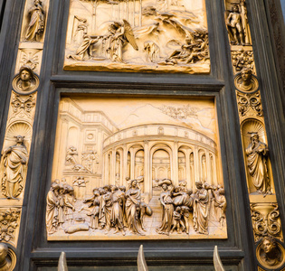 位于意大利佛罗伦萨的礼堂的东门面板
