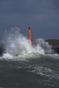 欧洲丹麦的hvide Sandejutland码头，强烈的波浪在风暴中喷射