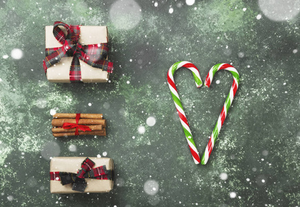 圣诞礼物盒和心脏从糖果手杖在 g