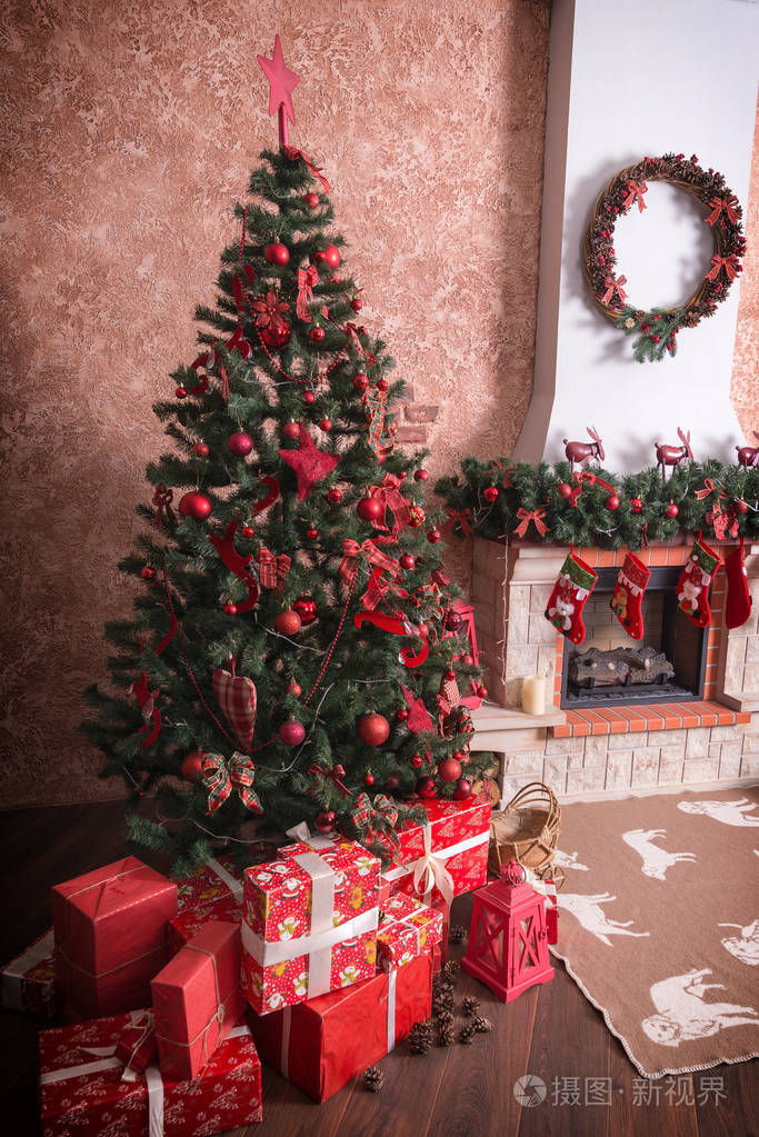 在圣诞树下有很多礼物的盒子