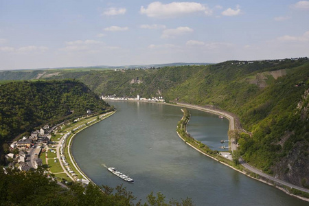 在莱茵河弯道上的罗雷湖观景台，右侧是罗雷岩，乌尔巴，莱茵亨斯鲁耶克区，莱茵兰法尔茨，德国，欧洲