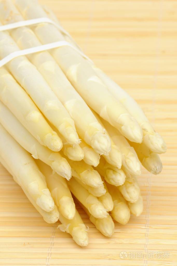 桌子上有新鲜的白芦笋串