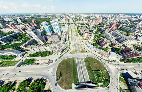 与空中城市景观 十字路口 道路 房屋 建筑物 公园及停车场。阳光灿烂的夏天全景图像