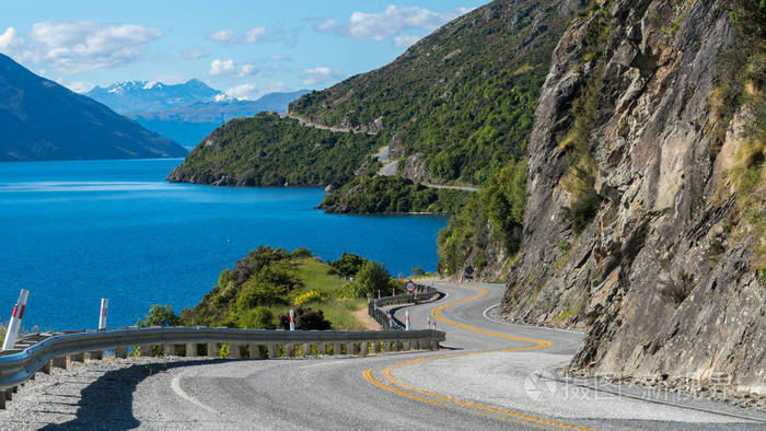 沿山悬崖和湖蜿蜒的道路