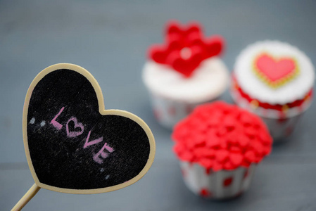 小的心杯蛋糕。浪漫的爱情背景。情人节快乐。St. 情人节主题