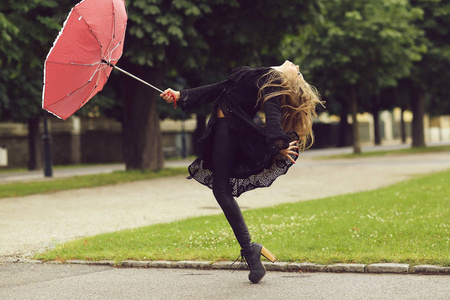 年轻女孩与小红伞