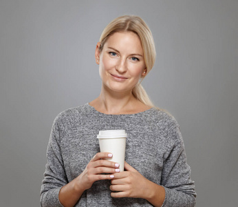 有魅力的女人拿着杯咖啡