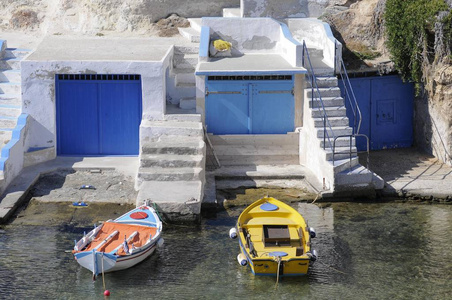 五颜六色的渔船和蓝色的木制车库米兰自行车希腊欧洲