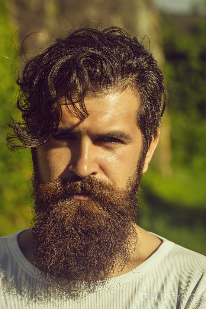 帅有胡子的人阳光户外