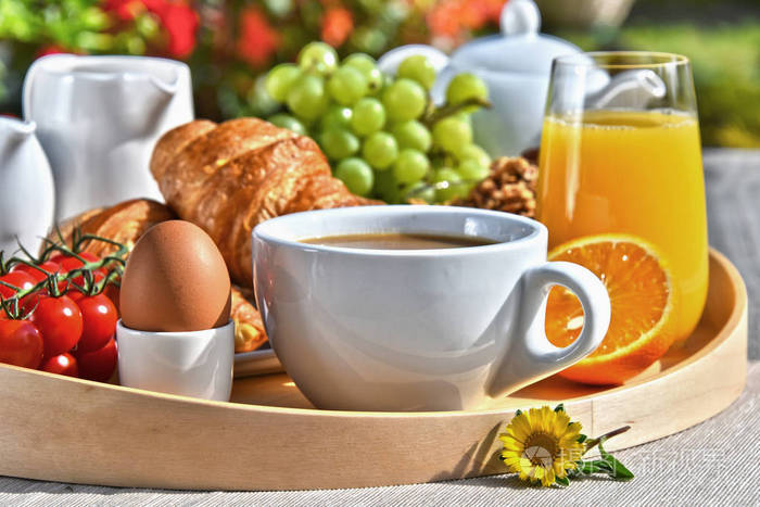 早餐有咖啡果汁羊角面包和水果