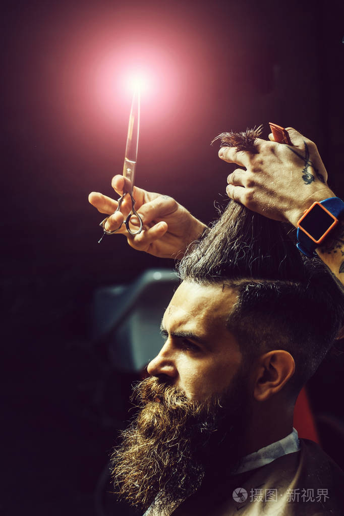 用剪刀越来越时尚剪发有胡子的人