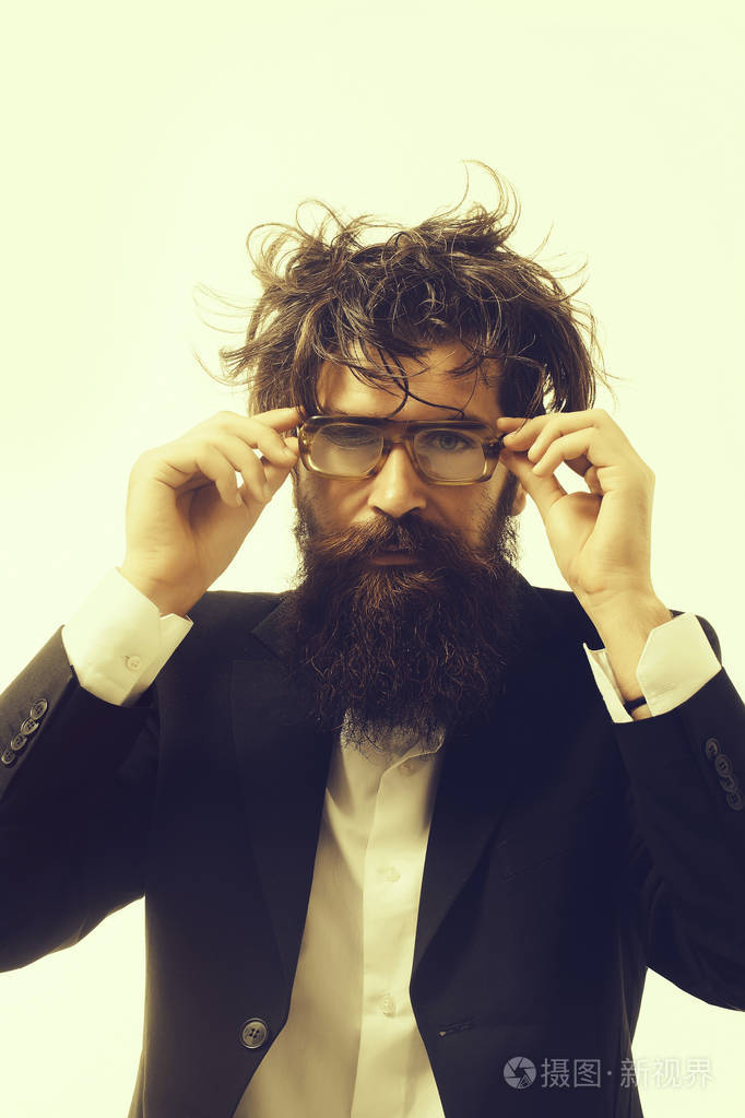戴眼镜教授的大胡子男子疯狂科学家