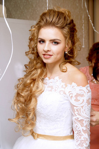 美丽的年轻新娘摆在婚纱礼服