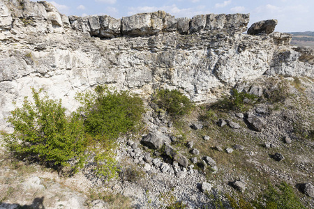 废弃的石灰坑照片