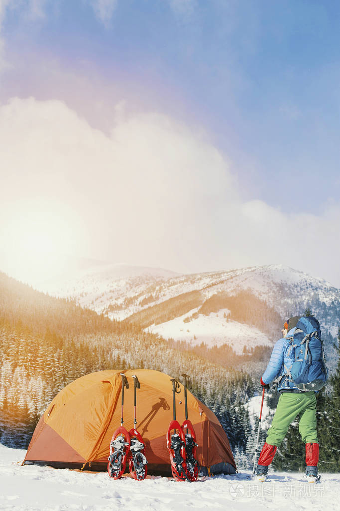 到山上的冬天之旅.男人爬上山顶