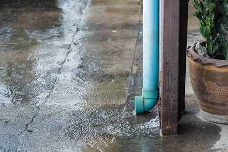 由 pvc 管制成的雨沟