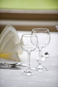 装饰桌子两个透明酒杯
