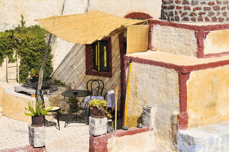 一座黄色的房子的内院，在一个典型的循环建筑风格中，奥亚，桑托里尼，骑自行车，希腊，欧洲