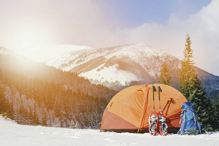 在山上的冬季徒步旅行。帐篷矗立在 mountainsid