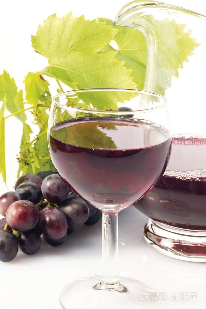 杯子里的红葡萄汁和杯具