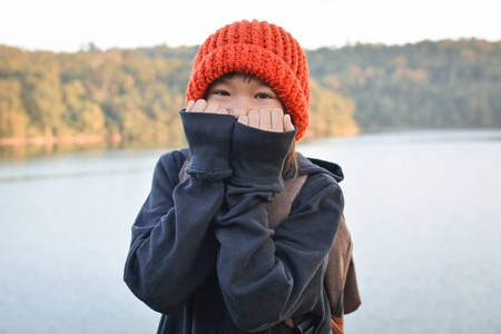 亚洲女孩背包在自然冬季放松时间假日概念旅行选择性和柔软的焦点时髦风格