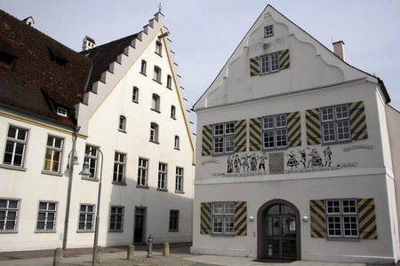 今天，KomoedienhausBiberach16858用于艺术展览戏剧和夜总会活动以及艺术俱乐部Kunstverei