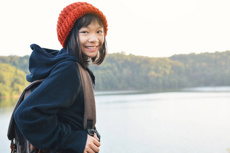 亚洲女孩背包在自然冬季放松时间假日概念旅行选择性和柔软的焦点时髦风格