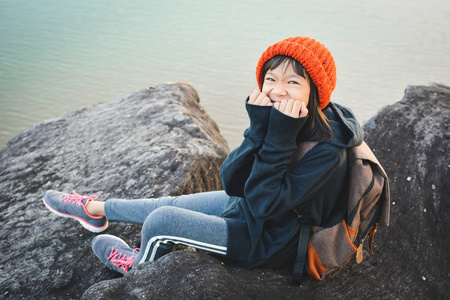 亚洲女孩背包在自然冬季放松时间假日概念旅行选择性和柔软的焦点时髦风格