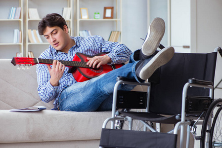 残疾的男子在家吉他