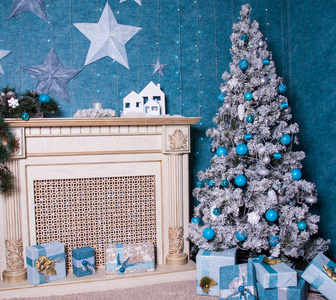 圣诞圣诞树与蓝色和白色的玩具和礼品盒在室内