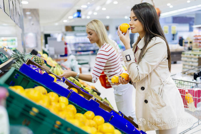 女性购物蔬菜和水果