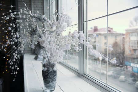 窗台上插花花瓶